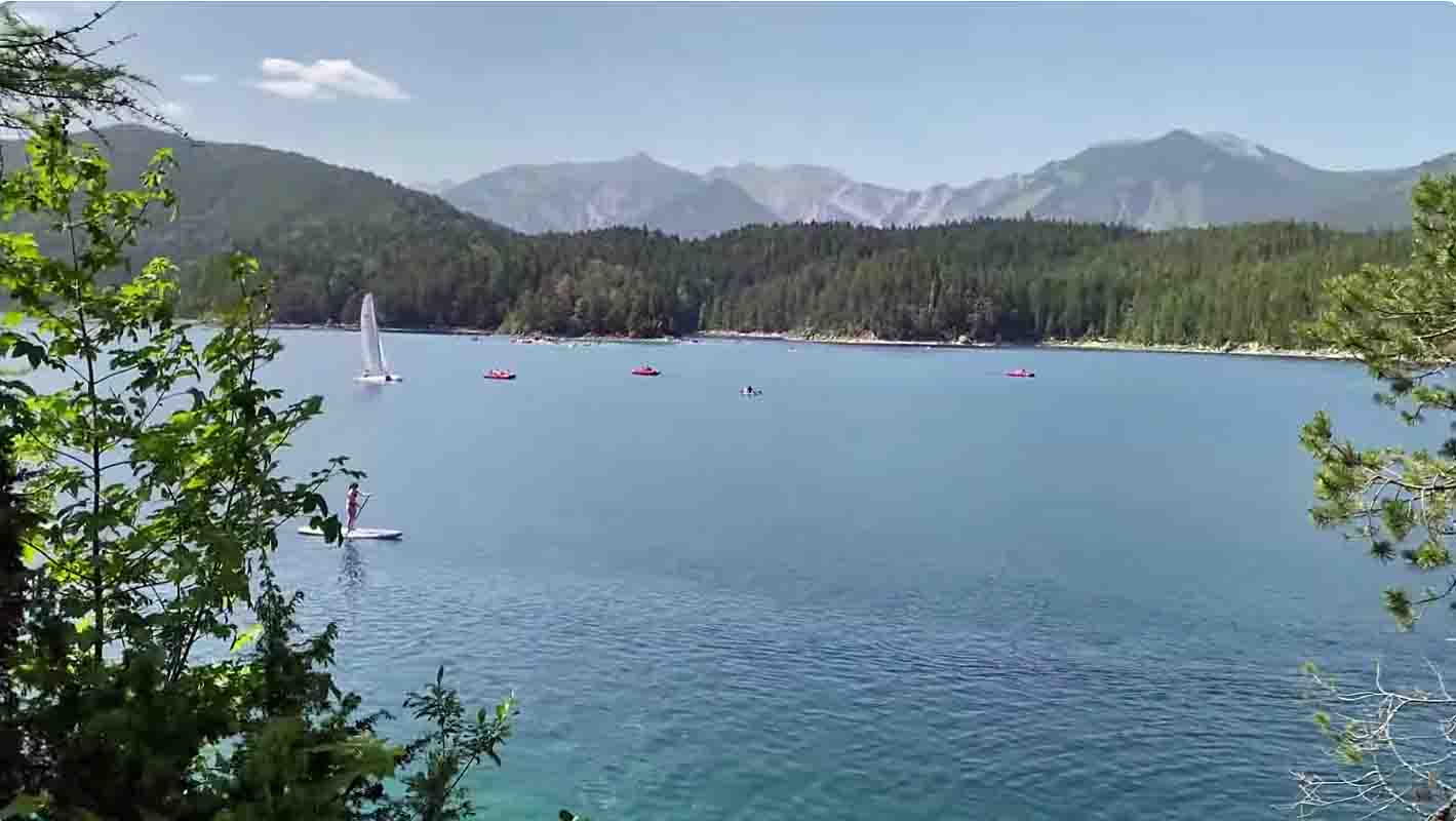 Stand-up paddlers op de Eibsee met de Zugspitze op de achtergrond