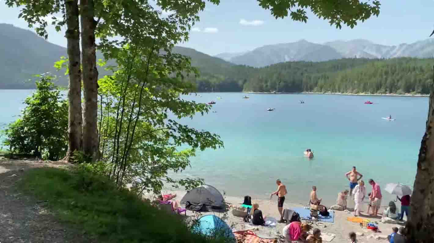 Zwemmers in het heldere water van de Eibsee op een zomerse dag
