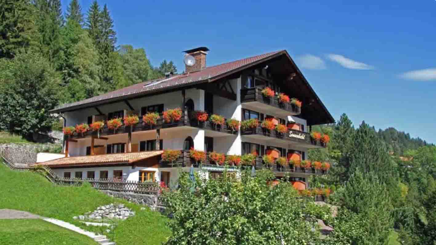 Hotel in Mittenwald met uitzicht op de bergen