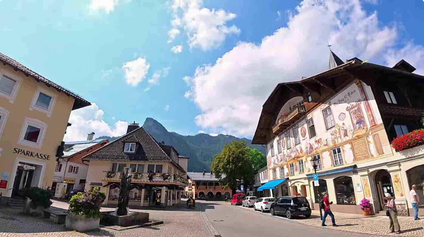 Beschilderde huizen in Oberammergau centrum