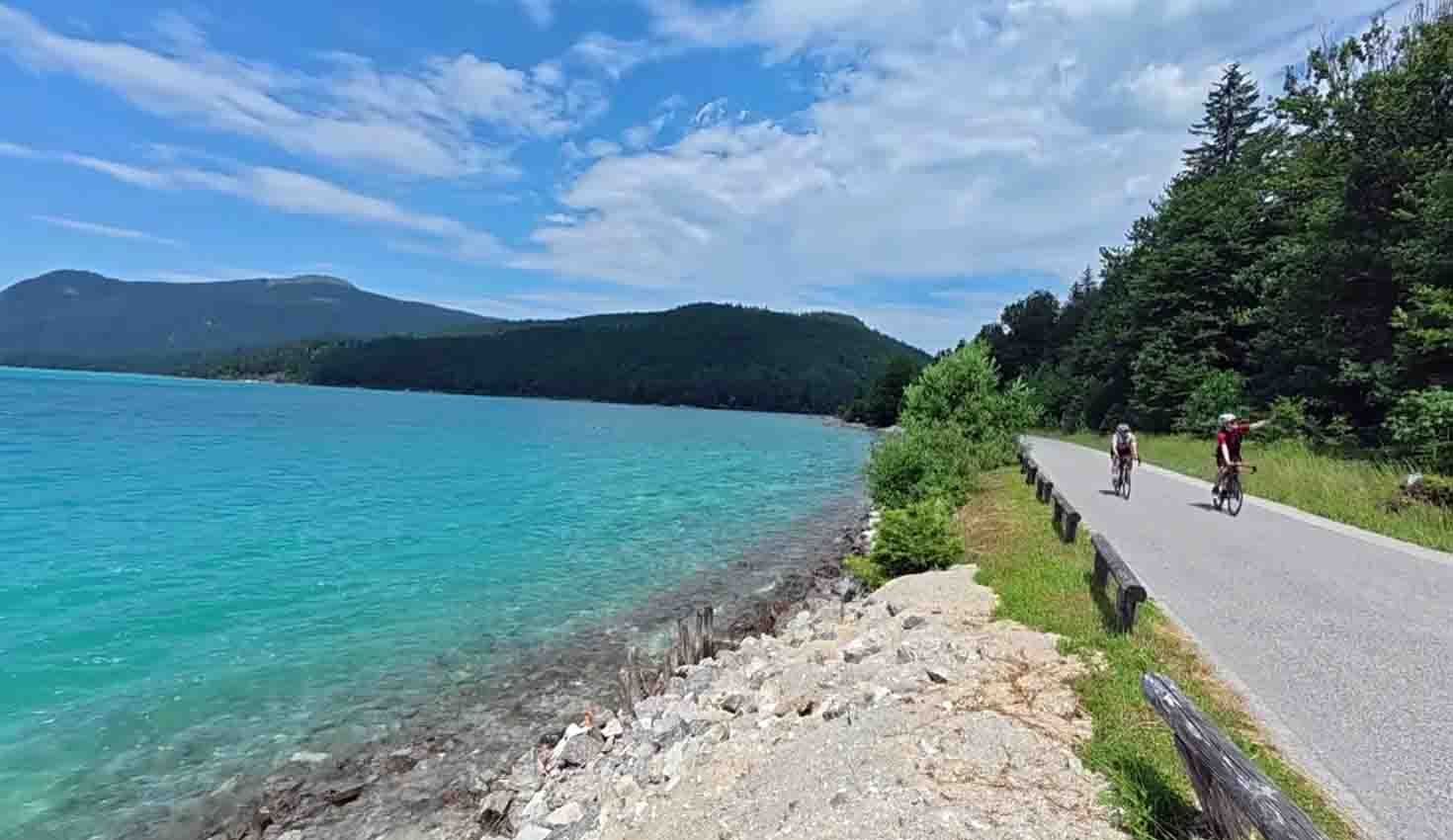 Walchensee met helder water en bergen