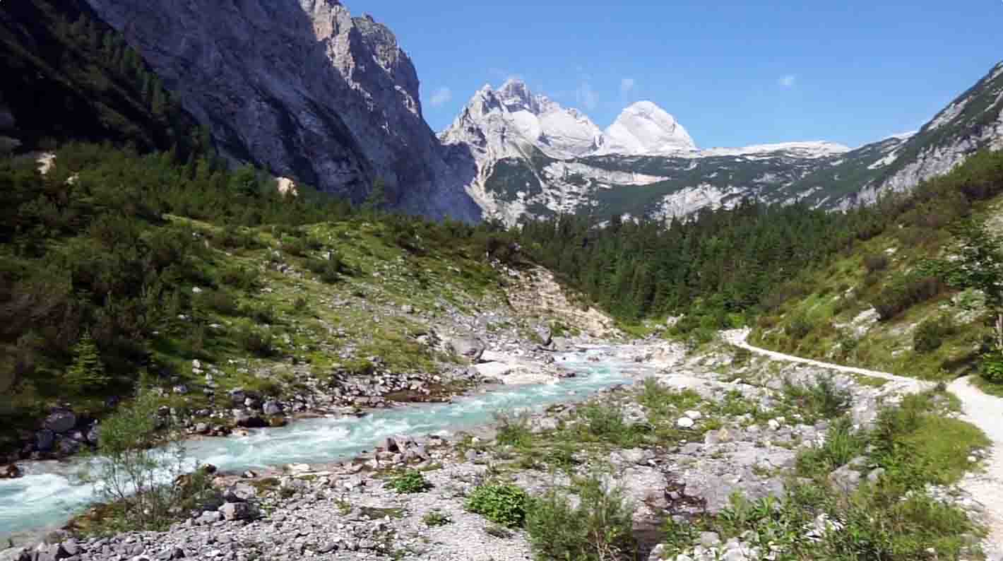 Midden tussen de bergtoppen